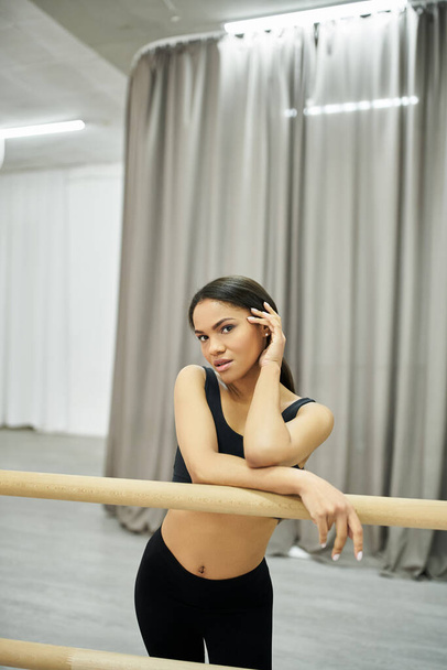 gracieuse danseuse afro-américaine en pull noir répétant dans la salle de danse, bannière horizontale - Photo, image