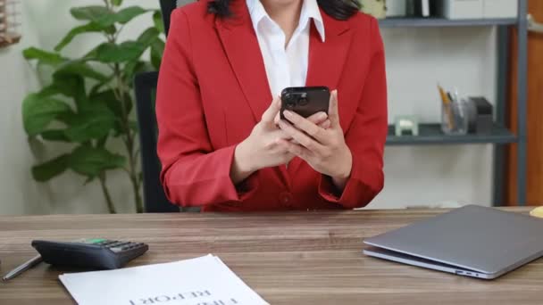 Asiatische Geschäftsfrau telefoniert mit einem Geschäftspartner. Hochwertiges 4k Filmmaterial - Filmmaterial, Video