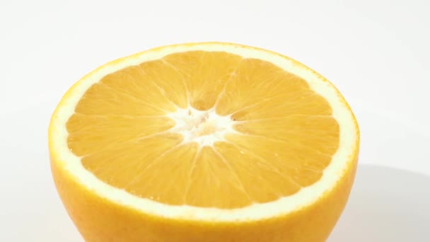 Rijpe sinaasappels draaien op een witte achtergrond. Sinaasappels close-up op wit. - Video