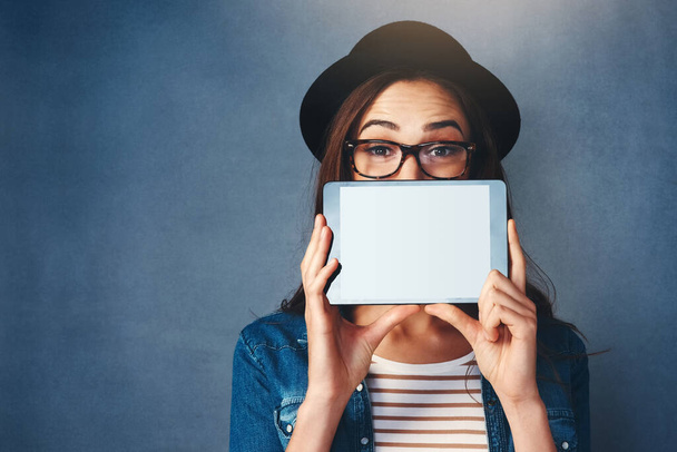 Portré, tabletta képernyő és tér egy divatos nő stúdióban a kék háttér a közösségi média marketing. Arc, kijelző és stílus egy fiatal személy gazdaság technológia reklám mockup. - Fotó, kép