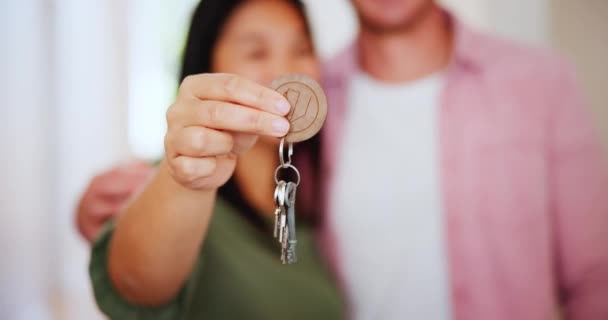 Paar, Hände und Schlüssel für ein neues Haus für den Umzug, Investitionen in Immobilien und Sicherheit für die Zukunft. Nahaufnahme von Menschen feiern Schlüssel für Wohnbau, Eigenheim- und Immobilienfinanzierung für Hypothekendarlehen. - Filmmaterial, Video