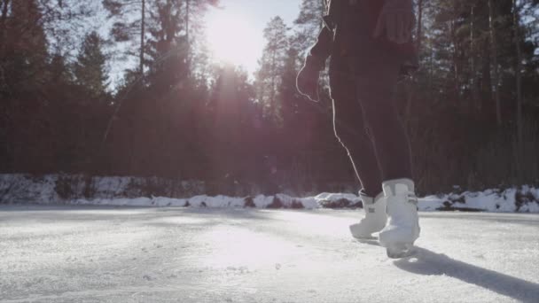 Feminino girando em patins de gelo ao ar livre
 - Filmagem, Vídeo