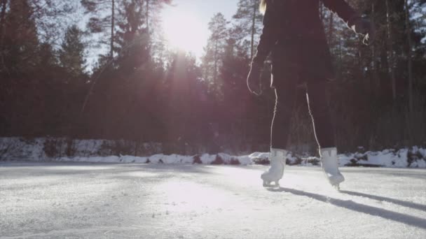 Σκέιτερ πάγου γυρίζοντας στην παγωμένη λίμνη - Πλάνα, βίντεο