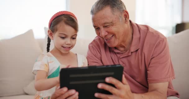 Boldog, tabletta és nagyapa a gyermek kanapén a fejlesztés a nappaliban otthon. Mosoly, szerelem és idős férfi nyugdíjba kötvény, pihenés és tanulási digitális technológia a gyerek - Felvétel, videó
