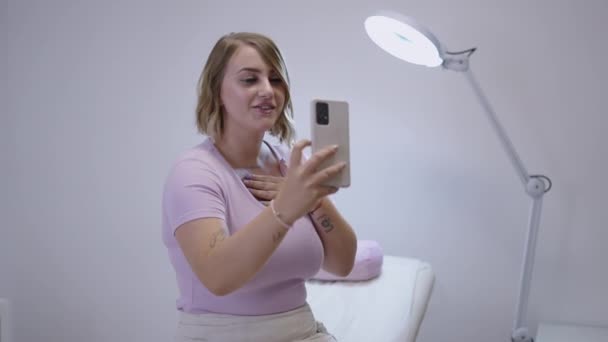 Πανέμορφο ξανθό κορίτσι που μιλάει για τη θεραπεία της μέσω βιντεοκλήσης - Healthcare concept - Πλάνα, βίντεο