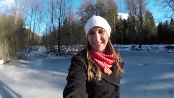 Kobieta na łyżwach na zewnątrz selfie - Materiał filmowy, wideo