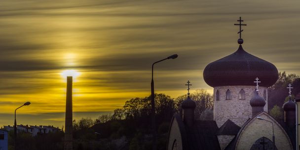 日没時の正教会 - 写真・画像