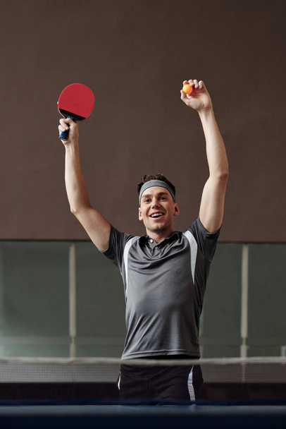 Portrét nadšeného mladého stolního tenisty vítěznou hru - Fotografie, Obrázek