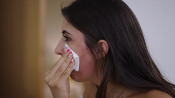 Mädchen berührt ihr Gesicht mit Gaze nach Serotherapie-Behandlung - 4K Horizontal-Video - Filmmaterial, Video