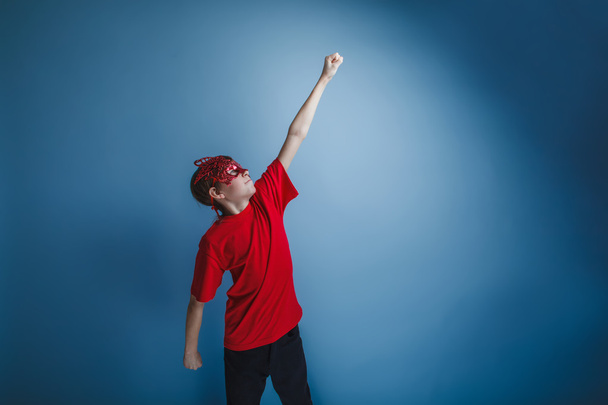 Junge Teenager europäisches Aussehen in einem roten Hemd braun in einem roten M - Foto, Bild
