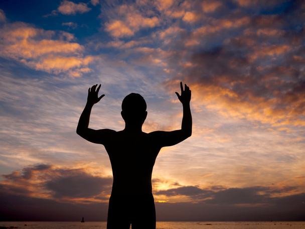 Silueta del hombre rindiéndose con dos manos levantadas en el aire cerca
 - Foto, Imagen