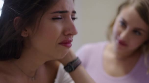 Brunette κορίτσι κλαίει στον πόνο με το φίλο της - Healthcare έννοια - Πλάνα, βίντεο