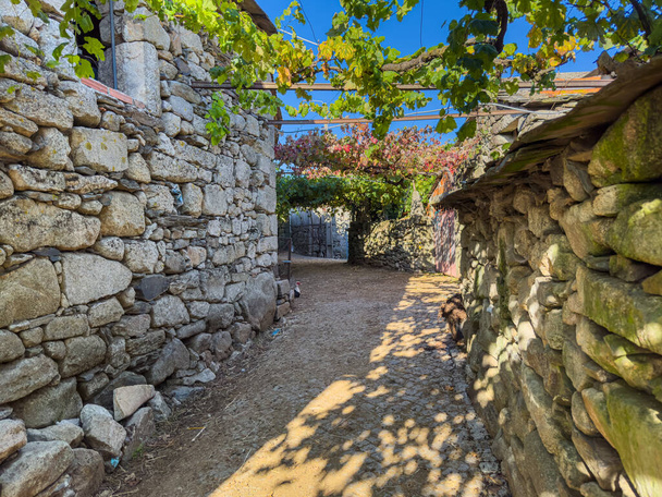 Regoufe ländliches Dorf, verloren mitten in der Serra da Arada, in Arouca, typisches Dorf in Aveiro, Portugal - Foto, Bild