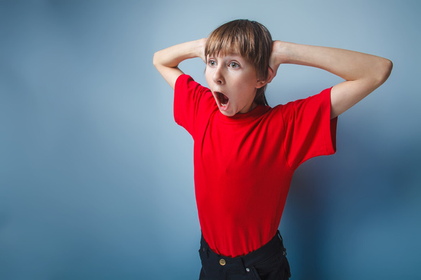 підліток хлопчик Європейського вигляду в сорочки відкрив свій рот шо - Фото, зображення