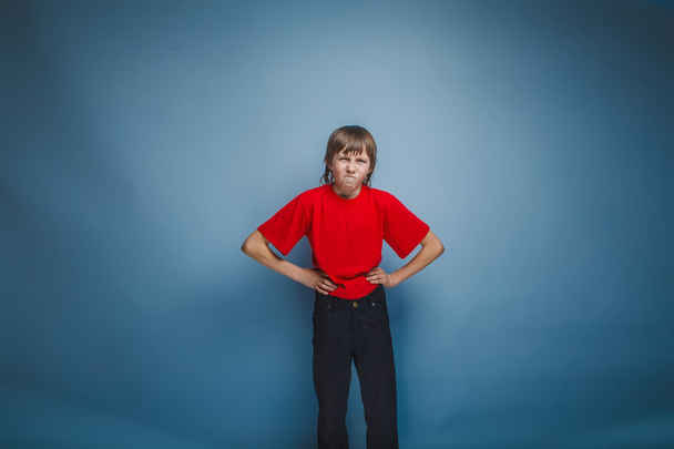 chłopiec czerwony t-shirt nastolatek brązowe włosy europejskie wygląd z - Zdjęcie, obraz