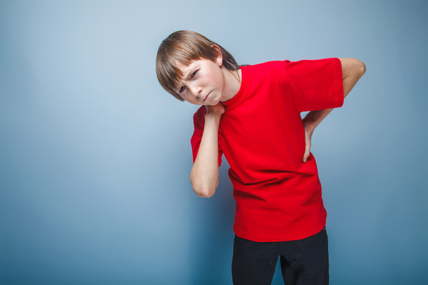 nastolatek brązowy chłopiec Europejski wygląd w czerwonej koszuli, trzymając Witam - Zdjęcie, obraz