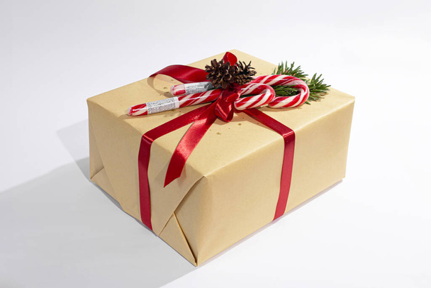 Weihnachten, Neujahrsgeschenke. Geschenke. Schöne Schachteln, Bänder und Dekorationen. Baumzapfen auf weißem Hintergrund. rot. Bastelpapier. Urlaub. original. Zimt. Süßigkeiten. Verpackungsdesign - Foto, Bild