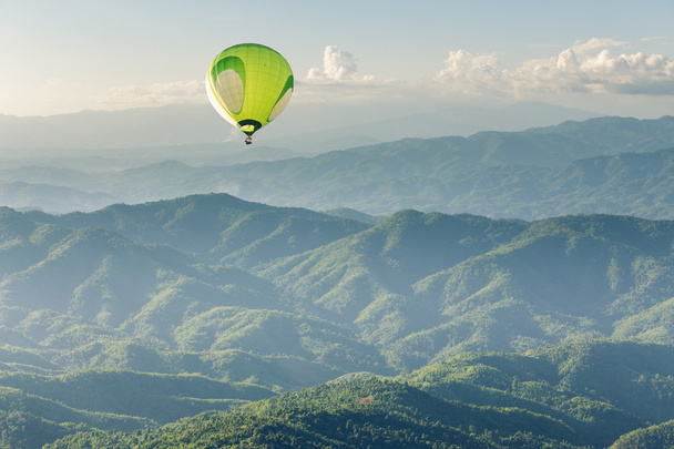 Αερόστατο ζεστού αέρα πάνω από το βουνό στο ηλιοβασίλεμα - Φωτογραφία, εικόνα