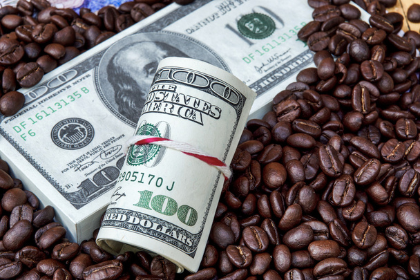 Χρήματα και ψητό καφέ bean. - Φωτογραφία, εικόνα