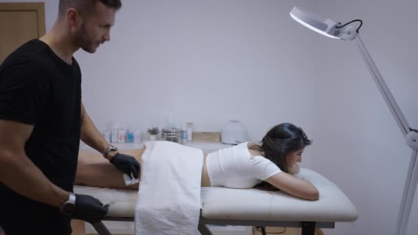 Femme caucasienne se plaint de la douleur des injections qu'elle reçoit - 4K Soins de santé - Séquence, vidéo