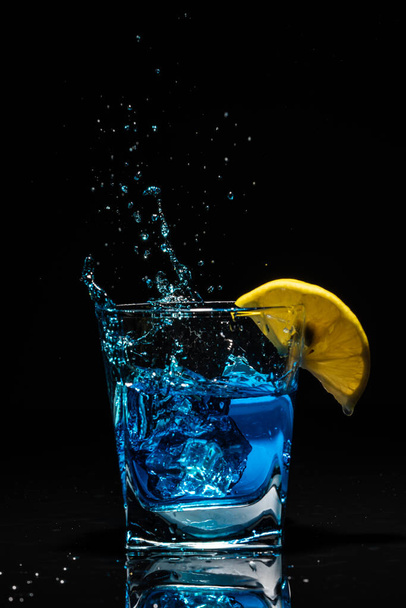 odizolowany niebieski napój w szklance - Zdjęcie, obraz
