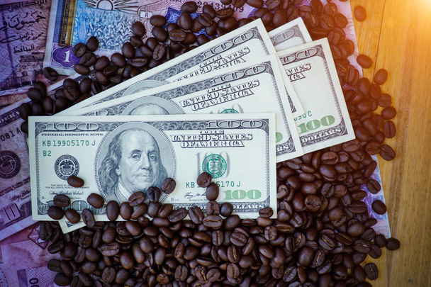 Geld und geröstete Kaffeebohnen. - Foto, Bild