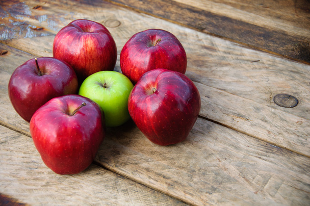 Apple na drewniane tła, owoce lub zdrowe owoce na drewniane tła. - Zdjęcie, obraz
