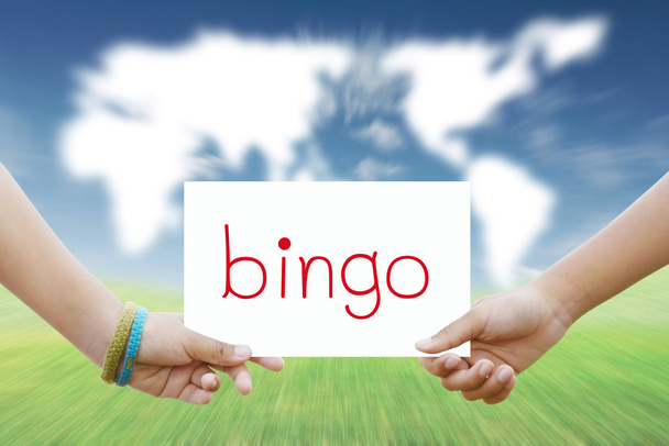 Duas mãos segura um sinal para o bingo
 - Foto, Imagem