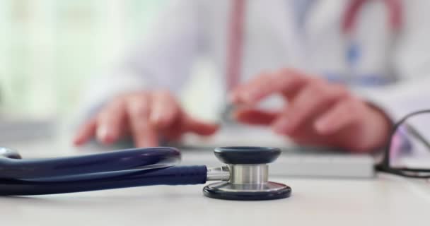 Dokter types op computer toetsenbord. Werken in klinieken en online medisch advies - Video