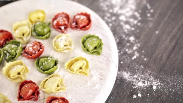 Tortellini de queso arco iris
 - Imágenes, Vídeo