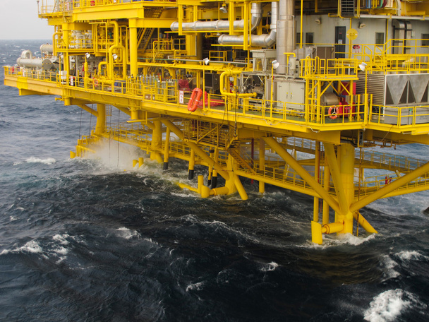 Plataforma de petróleo y gas en el golfo o el mar, La energía mundial, Petróleo mar adentro y construcción de plataformas
. - Foto, imagen