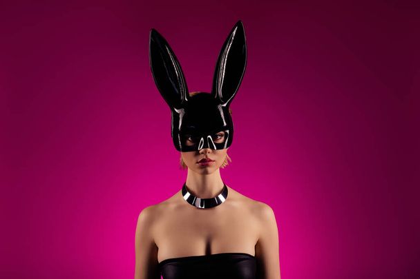 Sevgililer Günü 'nde, tavşan kostümlü pembe arkaplanlı şık bir bayan arkadaşın fotoğrafı.. - Fotoğraf, Görsel