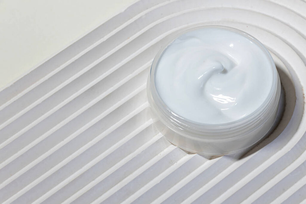 Crema facial hidratante con péptidos y microelementos contra el envejecimiento de la piel. Estilo minimalista - Foto, Imagen