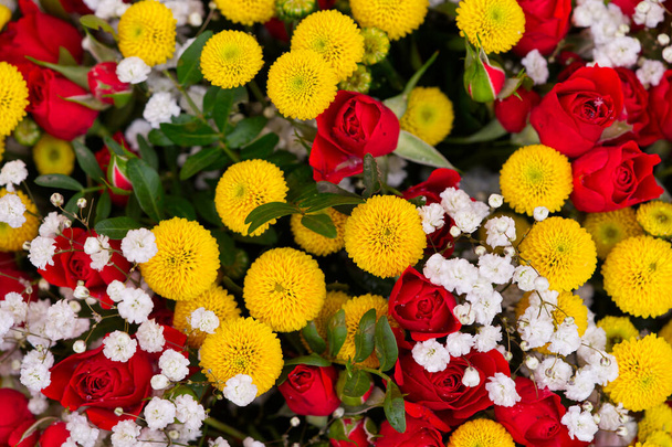Прекрасные букеты смешанных цветов: розы, герберы, гвоздики, тюльпаны, на женский день и День матери - Фото, изображение