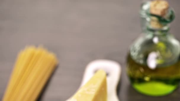 Makarna otlar sarımsak ve Parmesan peyniri ile - Video, Çekim