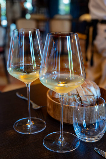 Dégustation de vin blanc de Bordeaux à Sauternes, rive gauche de l'estuaire de la Gironde, France. Verres de vin blanc doux français servis au restaurant - Photo, image