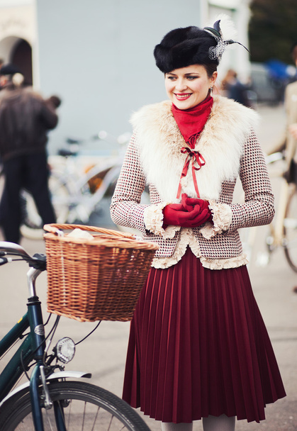Polkupyörän Retro-risteilylle osallistunut nainen
 - Valokuva, kuva