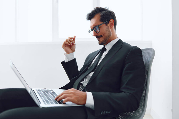 Чоловік спосіб життя сидить крик працівник ноутбук технології роботи молодий дивлячись офіс інтернет хлопець бізнесмен бізнесмен людина переможець щасливий стілець - Фото, зображення