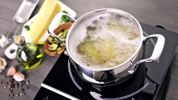 Těstoviny s česnekem bylinkami a parmezánem - Záběry, video