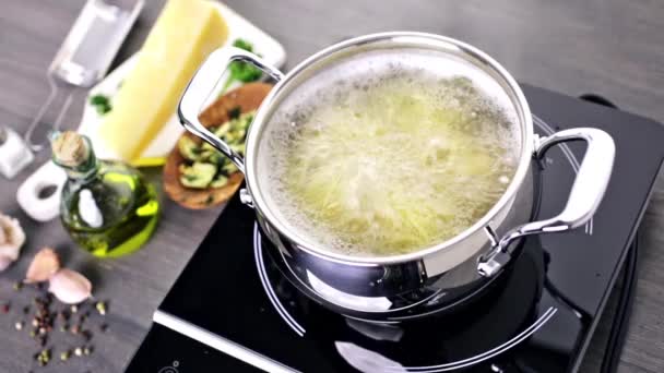 Tészta fokhagymás gyógynövények és parmezán sajt - Felvétel, videó