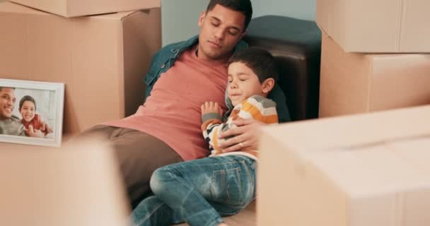 Νέο σπίτι, μετακόμιση και ύπνος πατέρας και παιδί εξαντληθεί, κουρασμένος και συσκευασίας κουτιά από χαρτόνι στο σπίτι μαζί. Ακίνητα, υποθήκη και ο μπαμπάς με κούραση παιδί, ενώ unboxing στο πάτωμα του διαμερίσματος. - Πλάνα, βίντεο