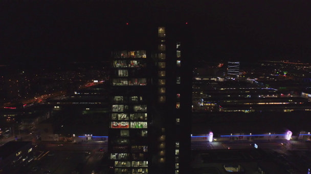 Bâtiment de bureaux en verre la nuit
 - Séquence, vidéo