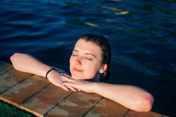 Yüzme havuzunda bir kız portresi - Fotoğraf, Görsel