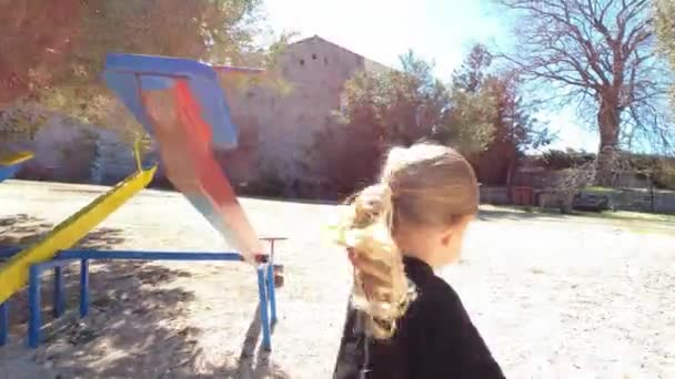 Meisje rent naar de swing-balancer. Langzame beweging. Hoge kwaliteit 4k beeldmateriaal - Video