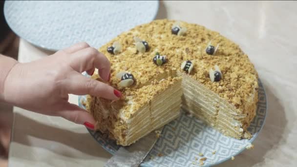 Női kézhely szeletelt édes torta tányérokon. - Felvétel, videó
