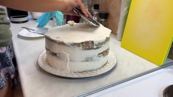Lo chef livella la crema sulla superficie della torta con una spatola. Filmati 4k di alta qualità - Filmati, video