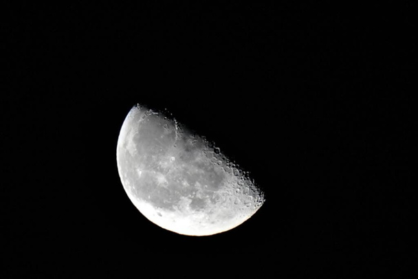 Halve Maan Achtergrond De Maan is een astronomisch hemellichaam dat rond planeet Aarde cirkelt en de enige permanente natuurlijke satelliet van de Aarde is. - Foto, afbeelding