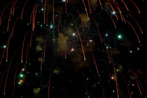 tűzijáték kijelzők színes robbanások éjjel a nemzeti ünnep alatt - Fotó, kép
