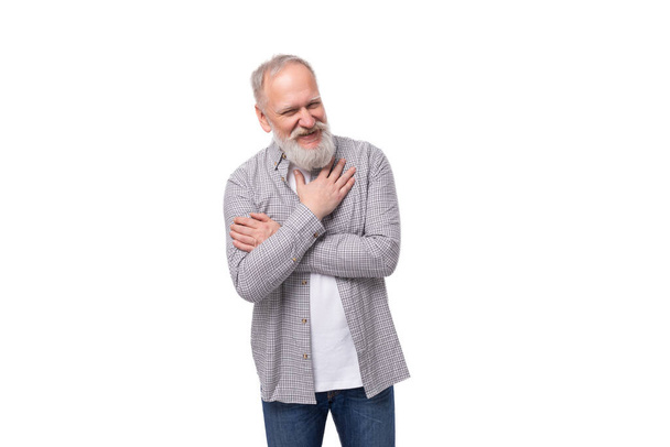 красивый смешной седой пожилой мужчина с бородой и усами в клетчатой рубашке на белом фоне с копировальным пространством. - Фото, изображение