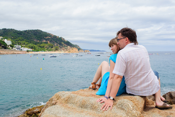 joven pareja sentarse cerca del mar
 - Foto, imagen